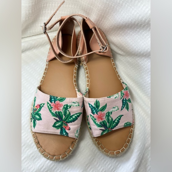 Sold…Tropical Print Sandals Palm Trees - Picture 5 of 6